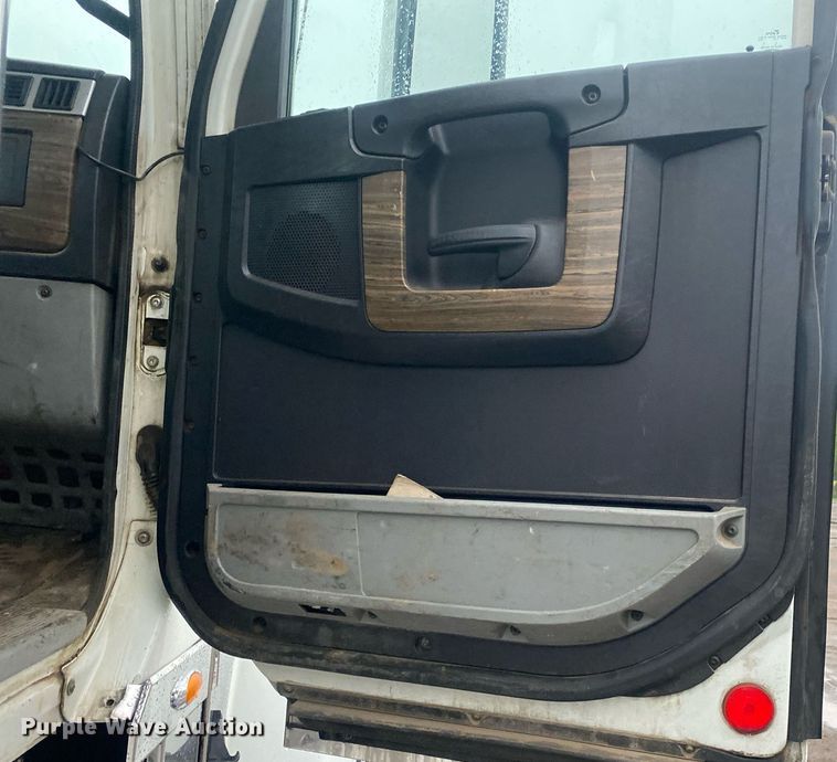 image for item DL7174 2014 Freightliner Coronado SD  semi truck