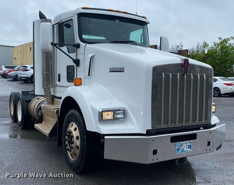 image for item DL7175 2012 Kenworth T800  semi truck