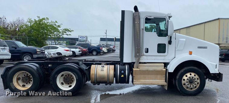image for item DL7175 2012 Kenworth T800  semi truck
