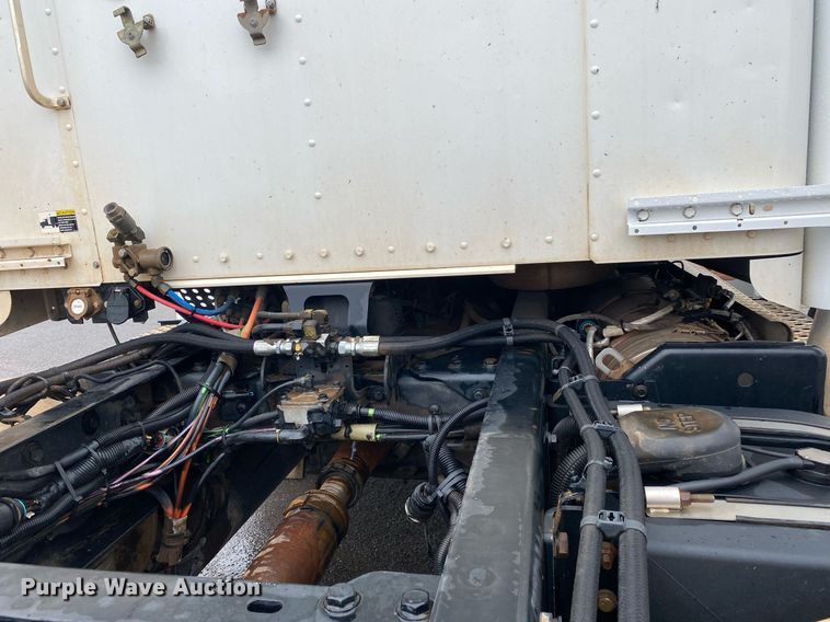 image for item DL7175 2012 Kenworth T800  semi truck