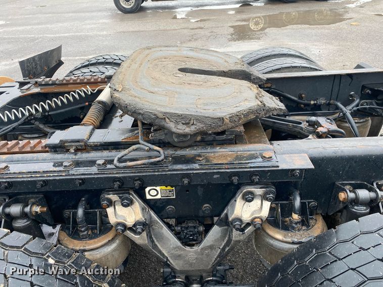 image for item DL7175 2012 Kenworth T800  semi truck