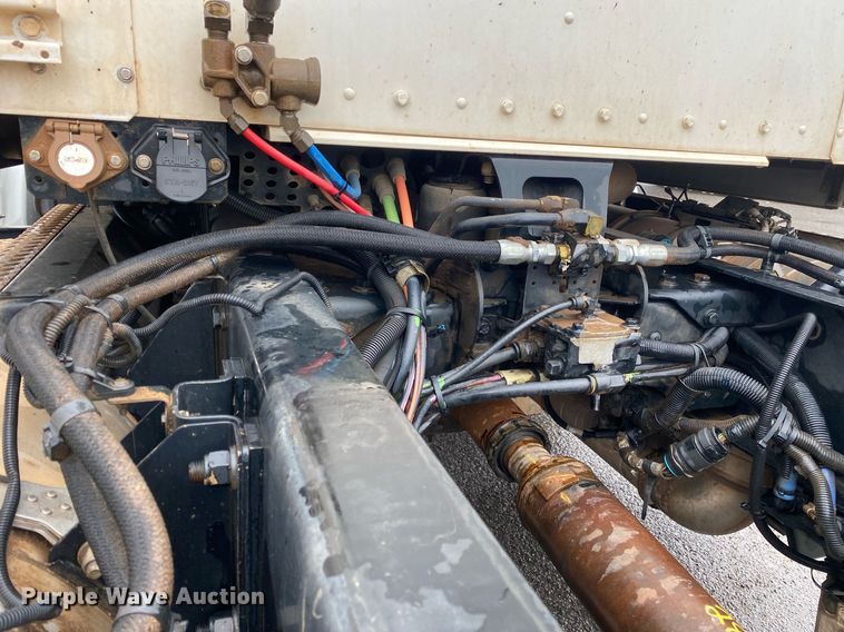 image for item DL7175 2012 Kenworth T800  semi truck