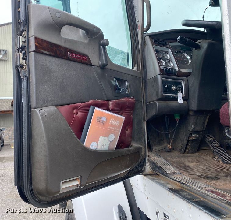 image for item DL7175 2012 Kenworth T800  semi truck