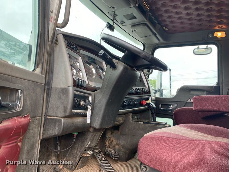 image for item DL7175 2012 Kenworth T800  semi truck