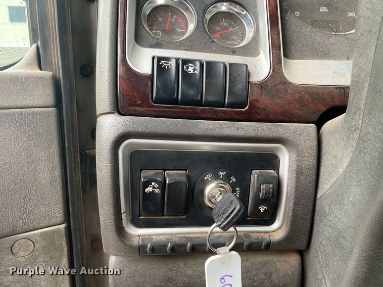 image for item DL7175 2012 Kenworth T800  semi truck