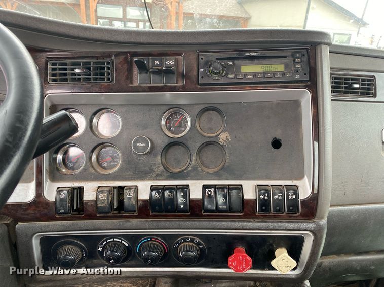 image for item DL7175 2012 Kenworth T800  semi truck