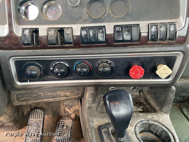 image for item DL7175 2012 Kenworth T800  semi truck