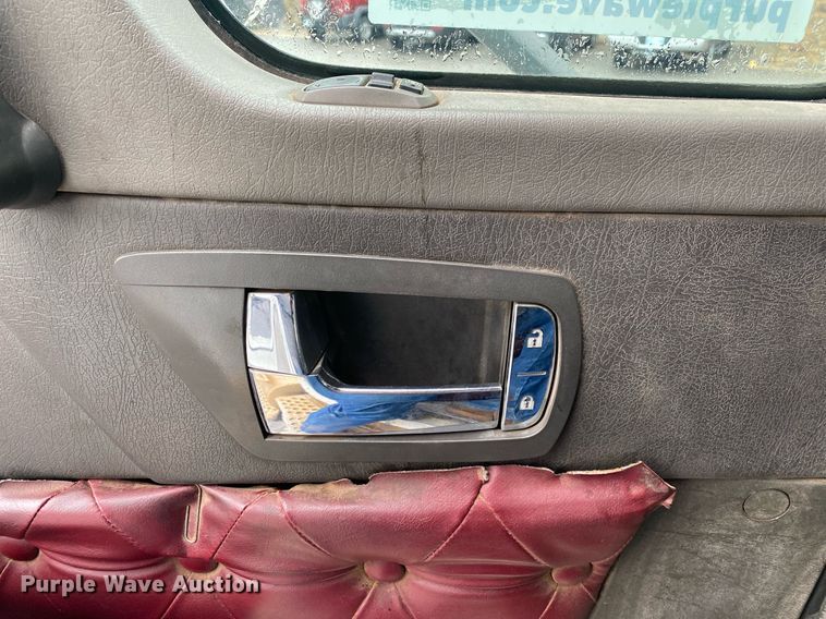 image for item DL7175 2012 Kenworth T800  semi truck