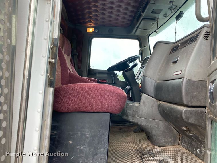 image for item DL7175 2012 Kenworth T800  semi truck