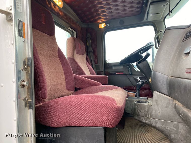 image for item DL7175 2012 Kenworth T800  semi truck