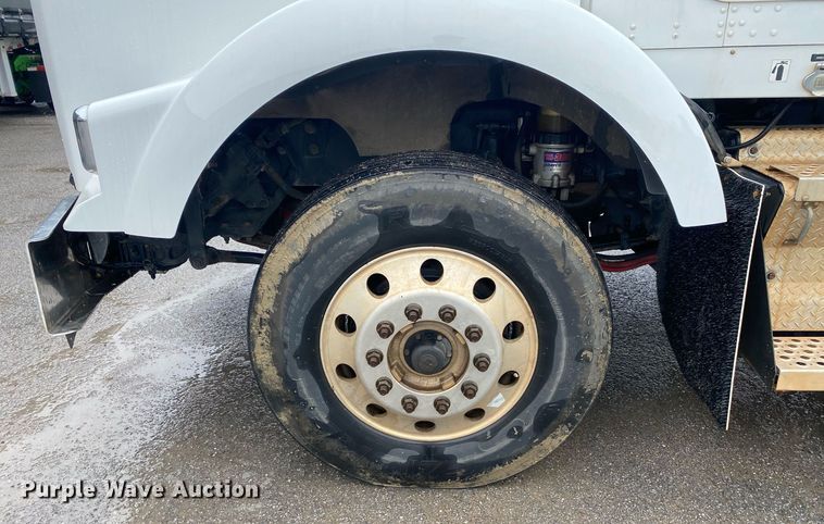 image for item DL7175 2012 Kenworth T800  semi truck