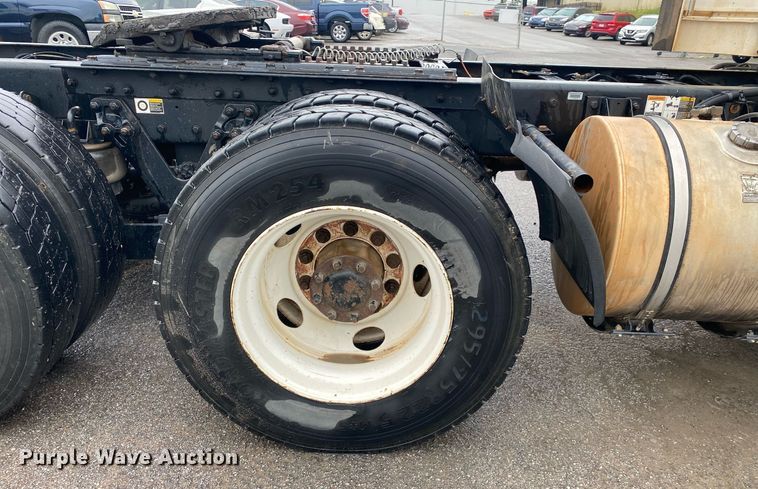 image for item DL7175 2012 Kenworth T800  semi truck