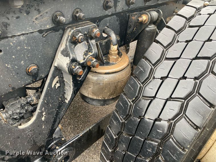 image for item DL7175 2012 Kenworth T800  semi truck