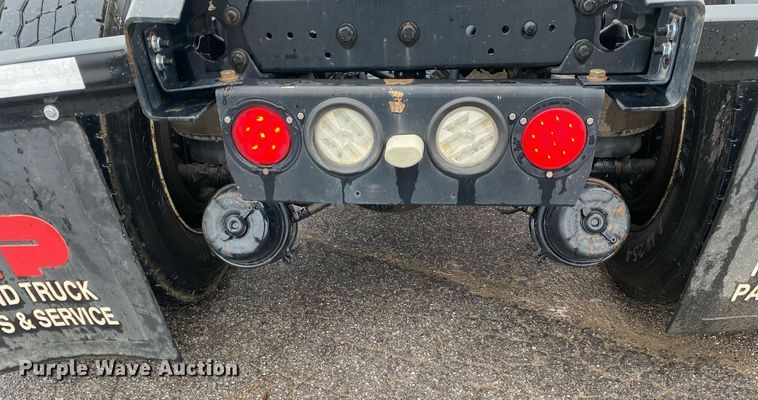 image for item DL7175 2012 Kenworth T800  semi truck