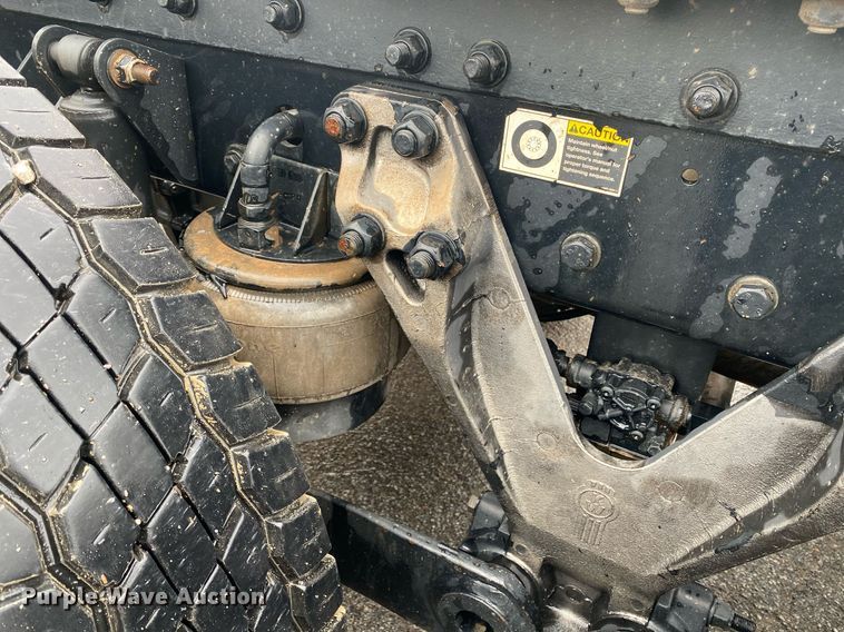 image for item DL7175 2012 Kenworth T800  semi truck