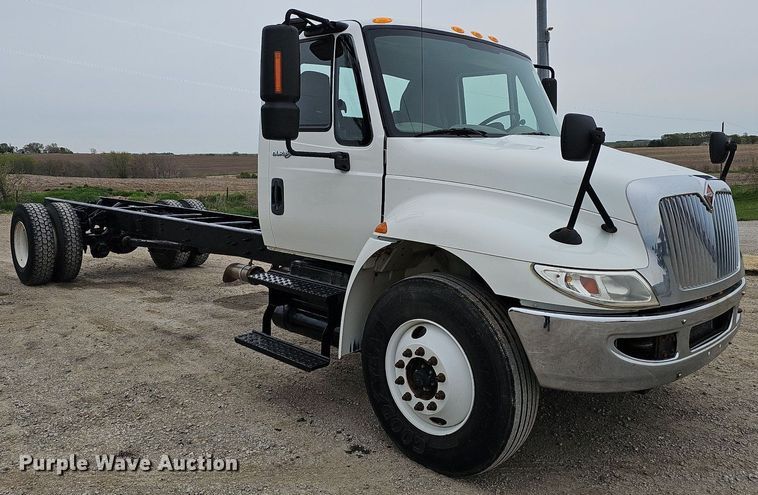 image for item DO4382 2013 International DuraStar 4300  truck cab and chassis