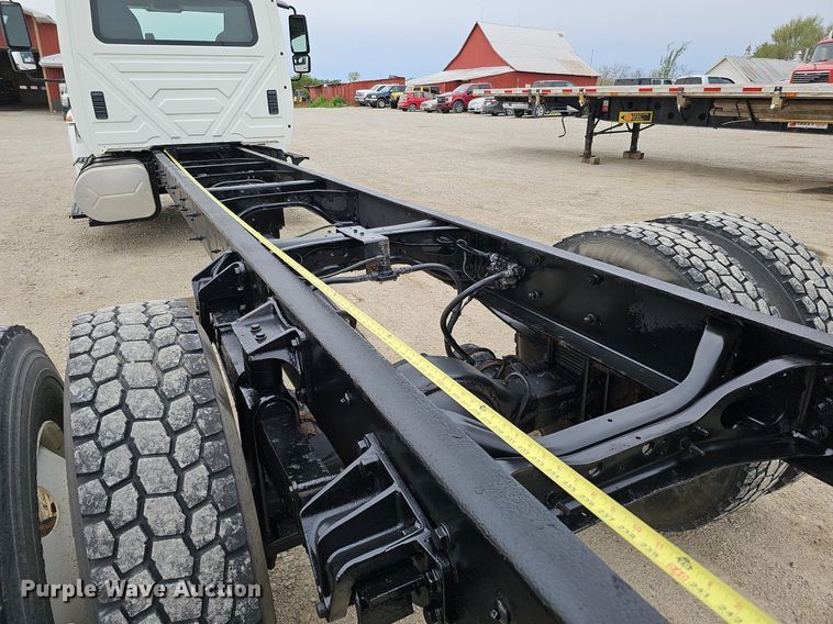 image for item DO4382 2013 International DuraStar 4300  truck cab and chassis