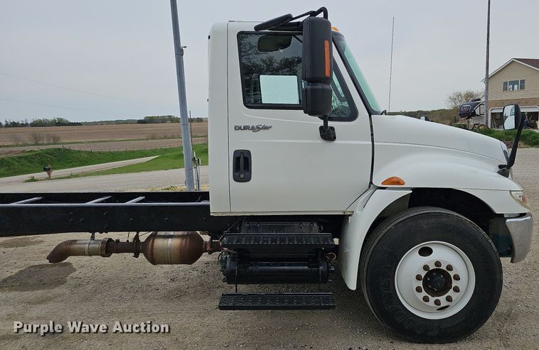 image for item DO4382 2013 International DuraStar 4300  truck cab and chassis