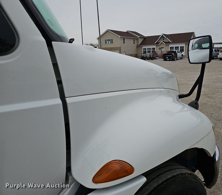 image for item DO4382 2013 International DuraStar 4300  truck cab and chassis