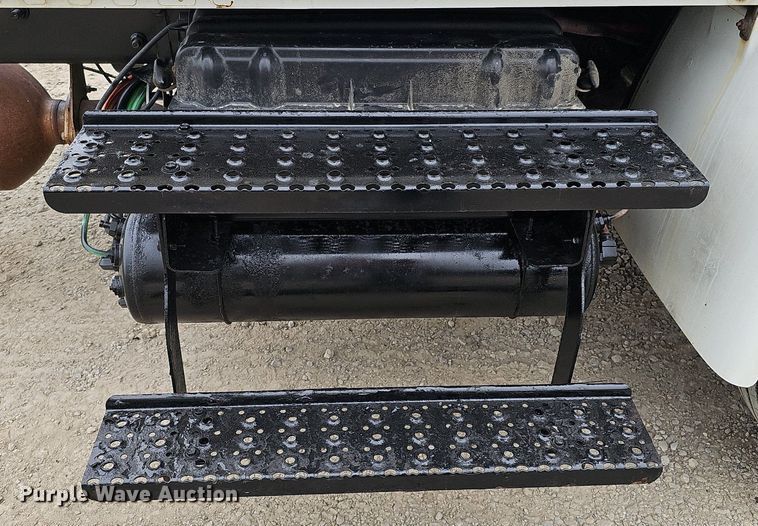 image for item DO4382 2013 International DuraStar 4300  truck cab and chassis