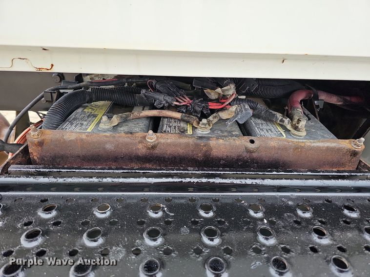 image for item DO4382 2013 International DuraStar 4300  truck cab and chassis