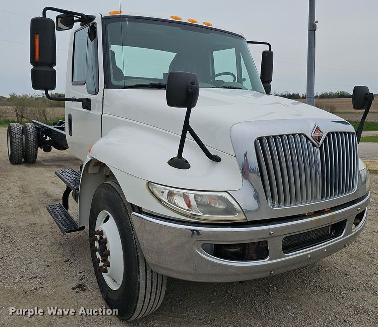 image for item DO4382 2013 International DuraStar 4300  truck cab and chassis