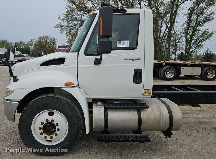 image for item DO4382 2013 International DuraStar 4300  truck cab and chassis