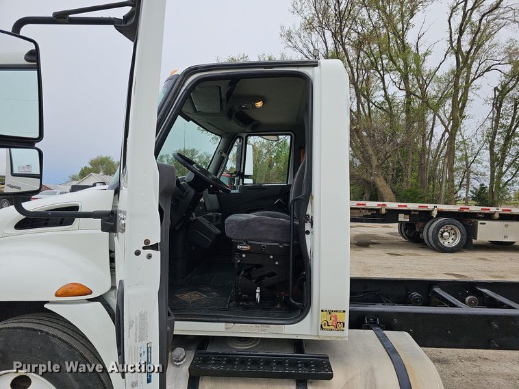 image for item DO4382 2013 International DuraStar 4300  truck cab and chassis