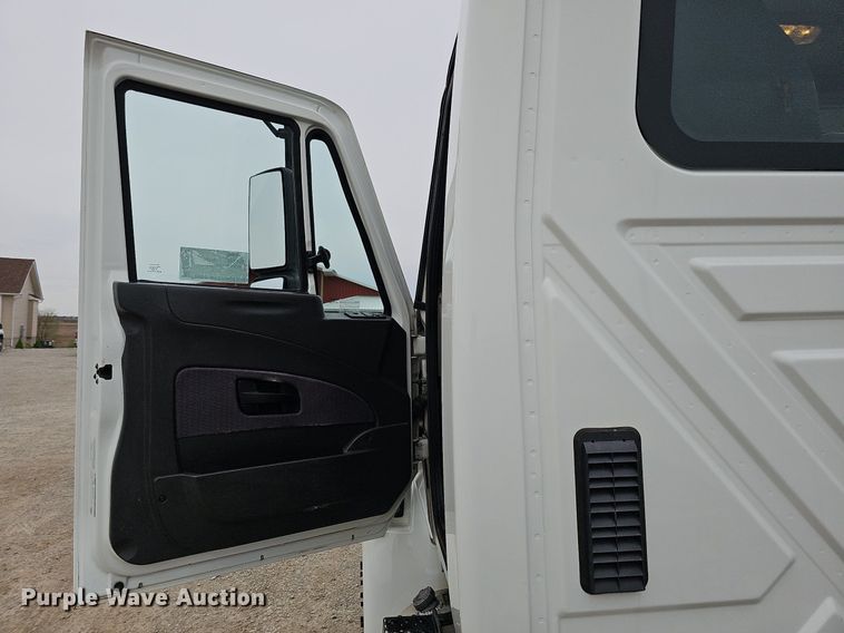 image for item DO4382 2013 International DuraStar 4300  truck cab and chassis