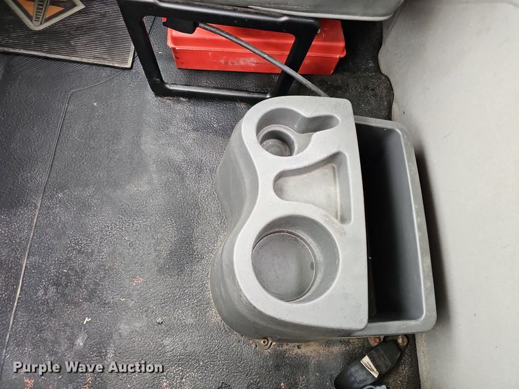 image for item DO4382 2013 International DuraStar 4300  truck cab and chassis