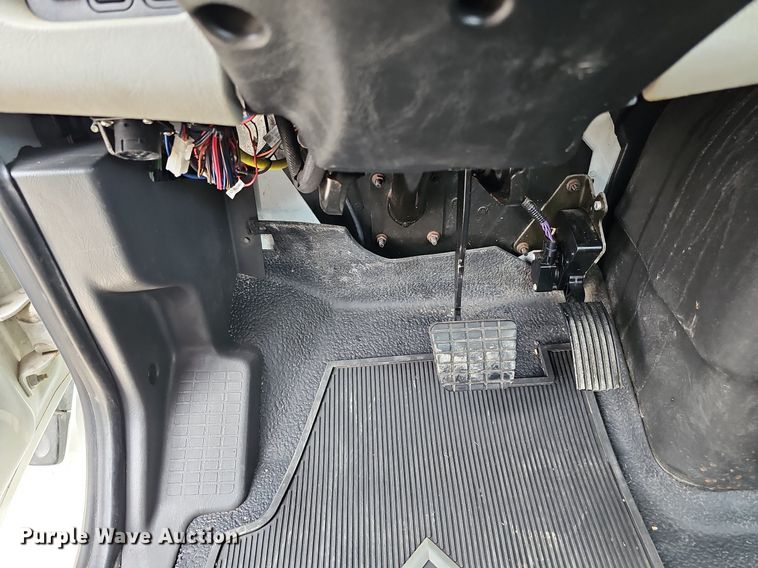 image for item DO4382 2013 International DuraStar 4300  truck cab and chassis