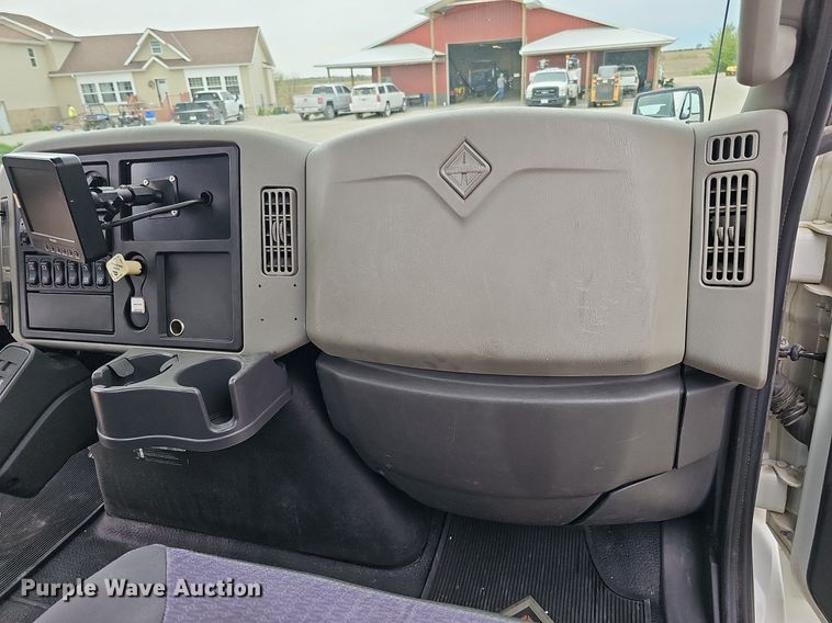 image for item DO4382 2013 International DuraStar 4300  truck cab and chassis