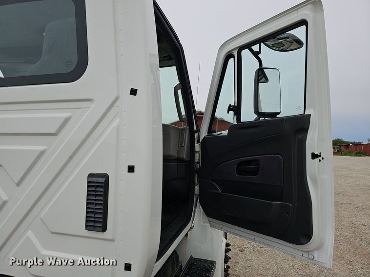 image for item DO4382 2013 International DuraStar 4300  truck cab and chassis