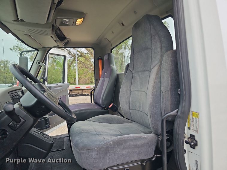 image for item DO4382 2013 International DuraStar 4300  truck cab and chassis