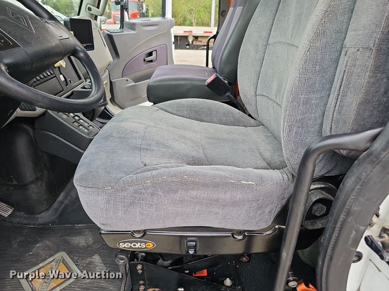 image for item DO4382 2013 International DuraStar 4300  truck cab and chassis