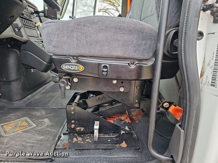 image for item DO4382 2013 International DuraStar 4300  truck cab and chassis