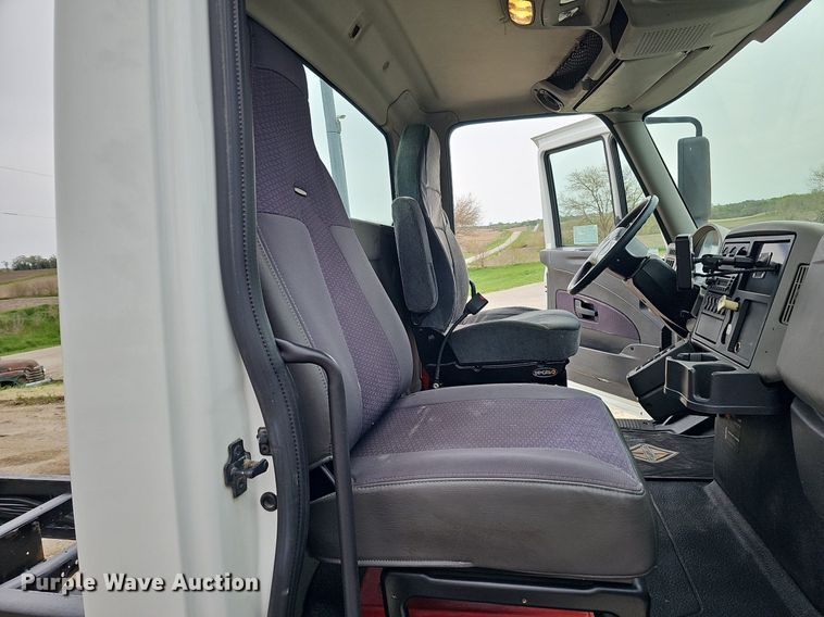 image for item DO4382 2013 International DuraStar 4300  truck cab and chassis