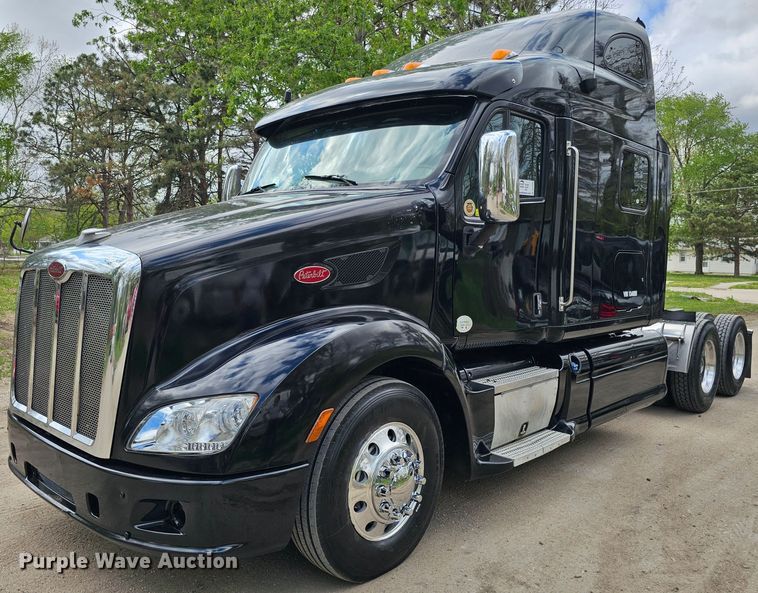 image for item DO4394 2012 Peterbilt 587  semi truck