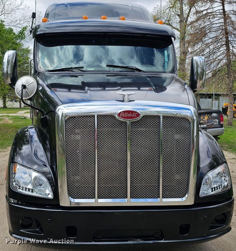 image for item DO4394 2012 Peterbilt 587  semi truck
