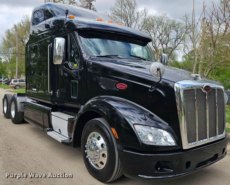 image for item DO4394 2012 Peterbilt 587  semi truck