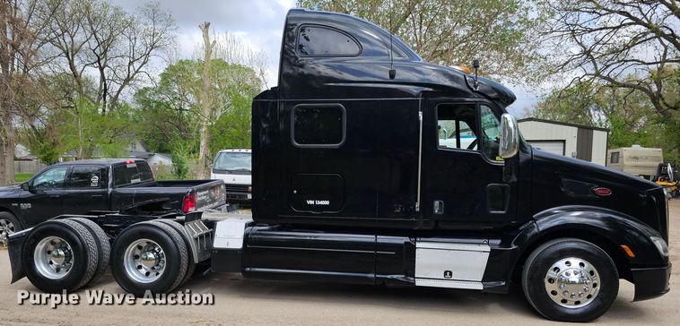 image for item DO4394 2012 Peterbilt 587  semi truck