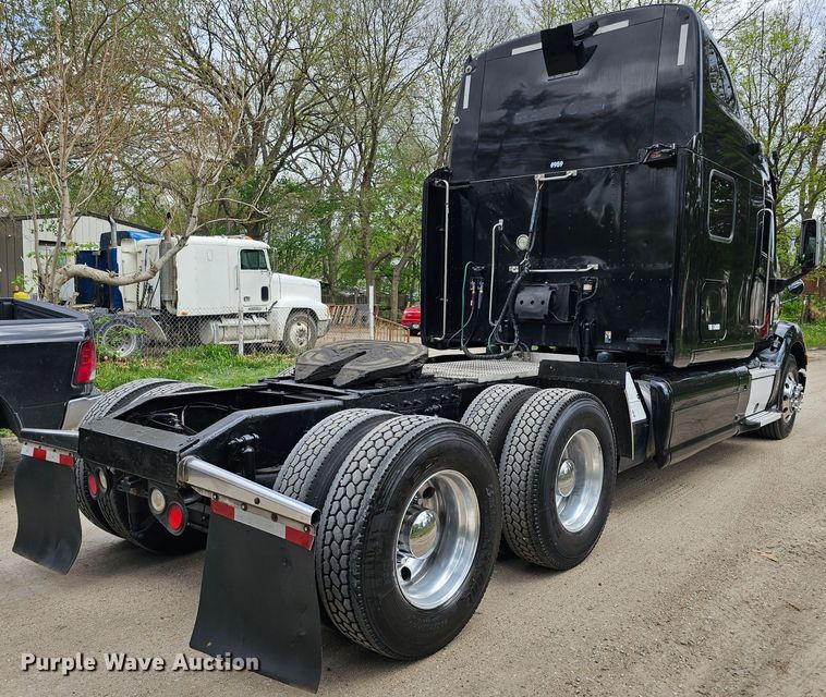 image for item DO4394 2012 Peterbilt 587  semi truck