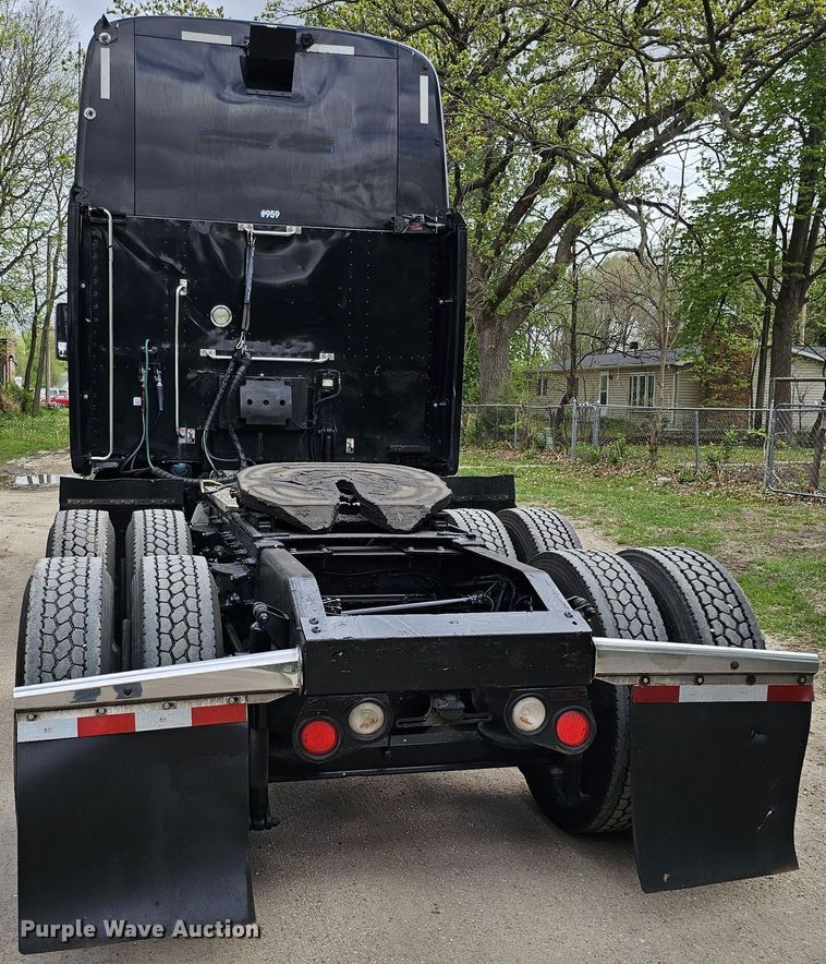 image for item DO4394 2012 Peterbilt 587  semi truck