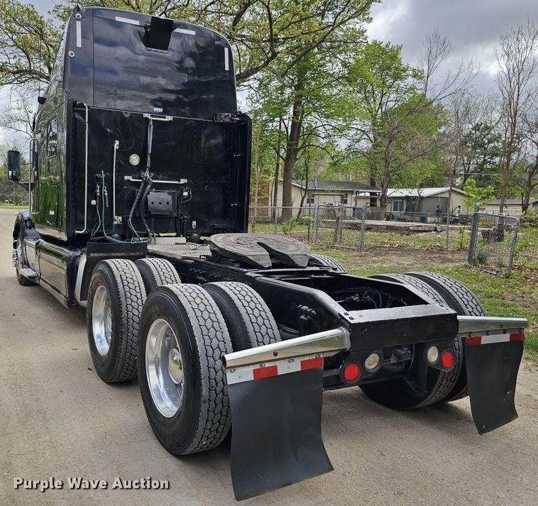 image for item DO4394 2012 Peterbilt 587  semi truck