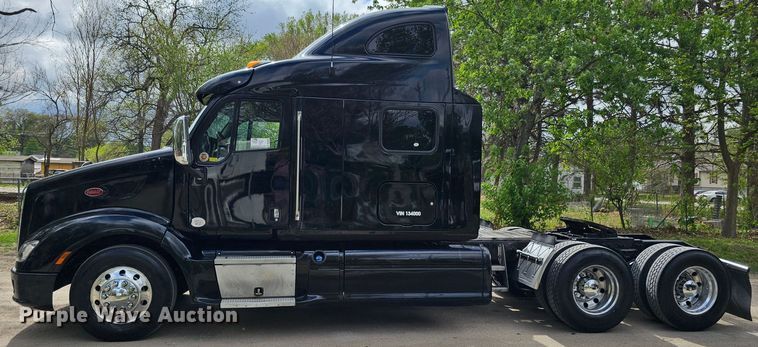 image for item DO4394 2012 Peterbilt 587  semi truck