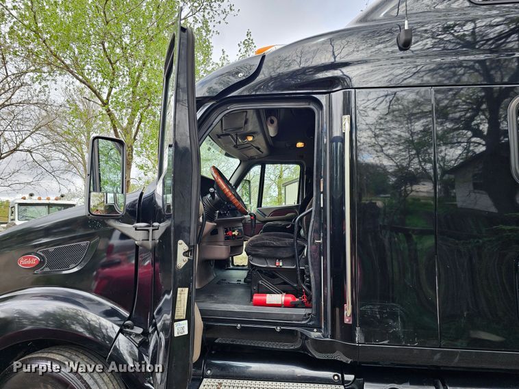 image for item DO4394 2012 Peterbilt 587  semi truck