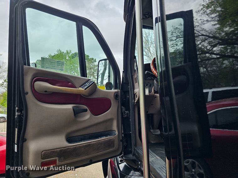 image for item DO4394 2012 Peterbilt 587  semi truck