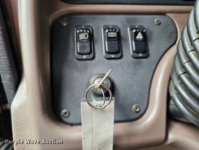 image for item DO4394 2012 Peterbilt 587  semi truck