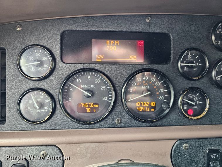 image for item DO4394 2012 Peterbilt 587  semi truck