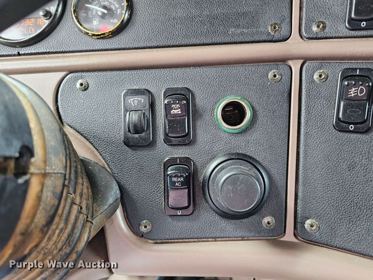 image for item DO4394 2012 Peterbilt 587  semi truck